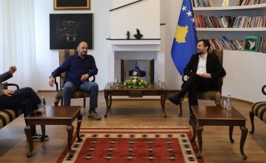 Ministri Çeku pret në takim regjisorin Samir Karahoda dhe producentin Eroll Bilibani