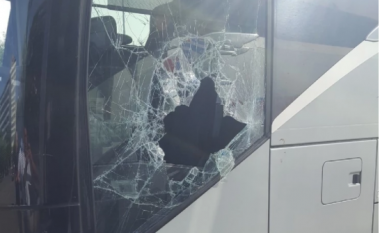 Dëmtohet në Shkup një autobus me targa të Serbisë