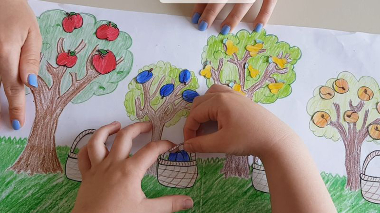 I mësojmë se çfarë janë pemët: një lojë logopedike që inkurajon zhvillimin e fëmijëve