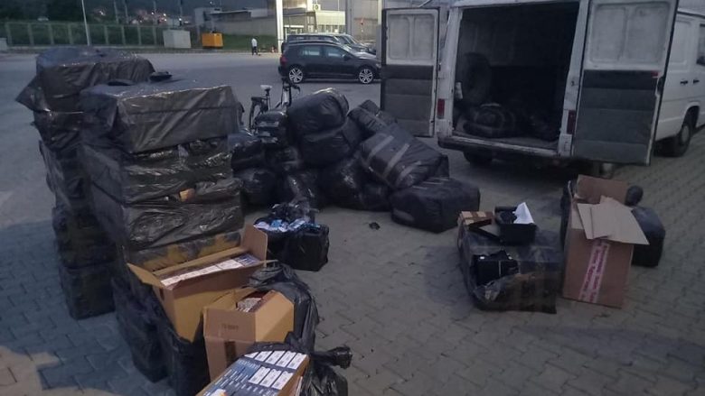 Policia konfiskon rreth 770 pako cigare, xhinse e patika që dyshohet se janë kontrabanduara nga Serbia