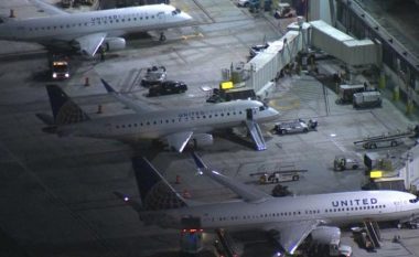 Burri hidhet nga aeroplani që ishte duke lëvizur në pistën e aeroportit të Los Angelesit