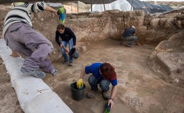 Arkeologët në Izrael kanë zbuluar një vezë pule të paprekur një mijë vjeçare
