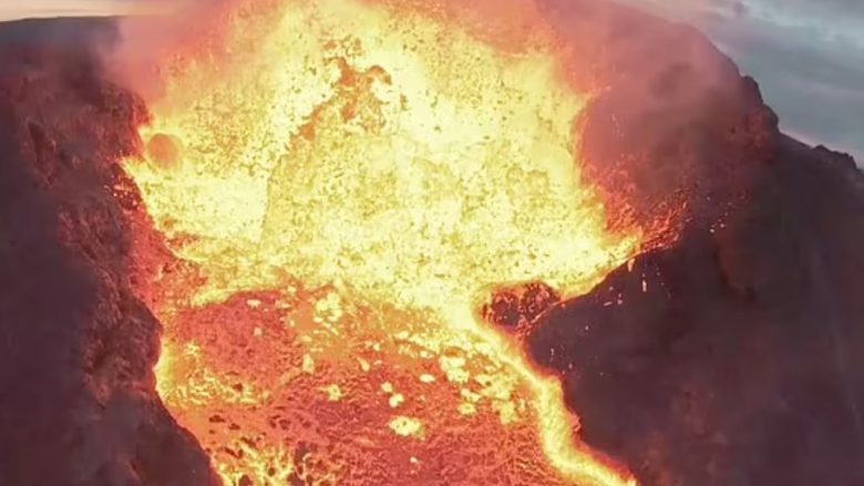 Pamje mbresëlënëse nga ajri, shpërthimi i vullkanit në Islandë filmohet me dron
