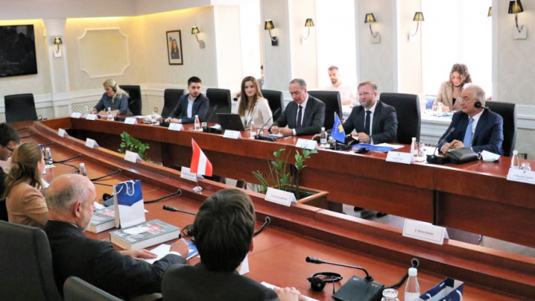 Komisioni për Punë të Jashtme takoi një delegacion nga Parlamenti i Austrisë, diskutohet edhe për dialog