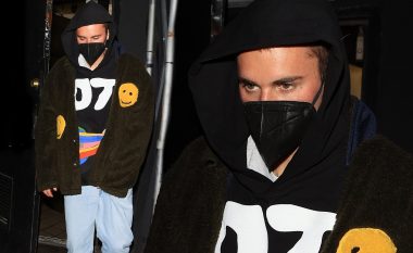 Justin Bieber shihet me një veshje të thjeshtë gjatë daljes në West Hollywood