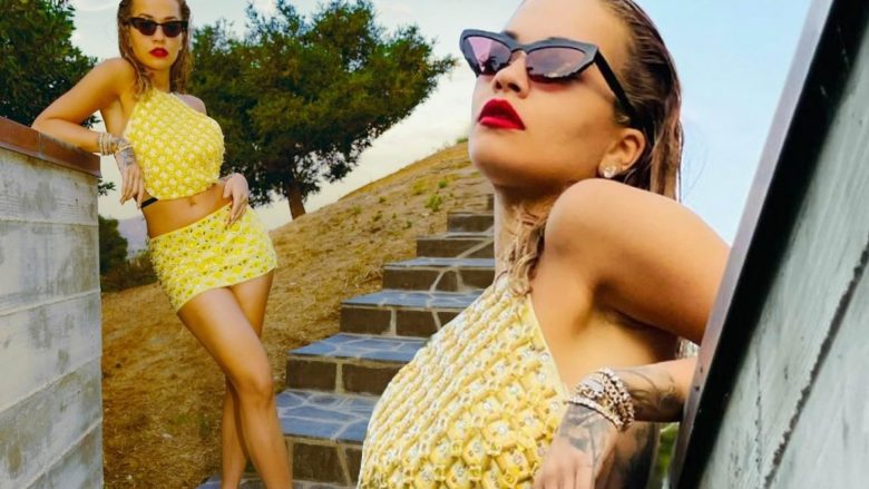 Rita Ora shkëlqen me pozat dhe veshjen unike në Los Angeles