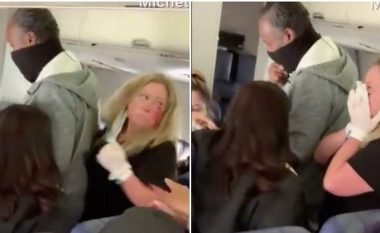 Një pasagjere 28-vjeçare sulmoi një stjuardesë në aeroplan, duke ia thyer dy dhëmbë
