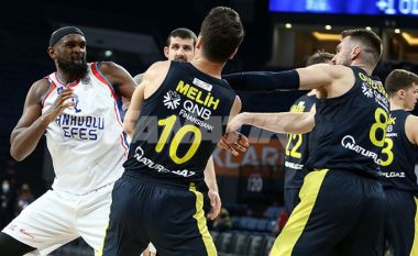 Plas grushti në ndeshjen e basketbollit Anadolu Efes – Fenerbahce Beko, Mahmutoğlu dhe Singleton godasin njëri-tjetrin