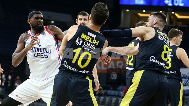 Plas grushti në ndeshjen e basketbollit Anadolu Efes – Fenerbahce Beko, Mahmutoğlu dhe Singleton godasin njëri-tjetrin