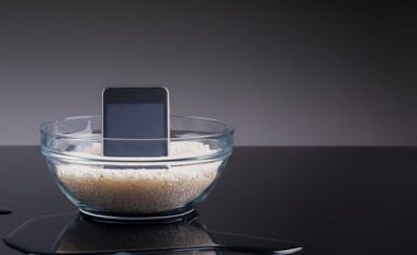 Harrojeni futjen në oriz: Nëse telefoni juaj është lagur dhe nuk do të ndizet – ja se çfarë duhet të bëni!