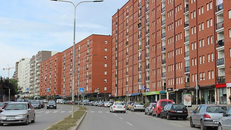 Përleshje me thikë në rrugën “B” në Prishtinë, dy persona dërgohen në QKUK