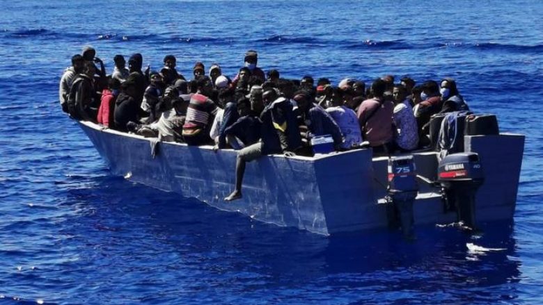 Shtatë të vdekur pasi anija e migrantëve përmbyset nga Lampedusa të Italisë