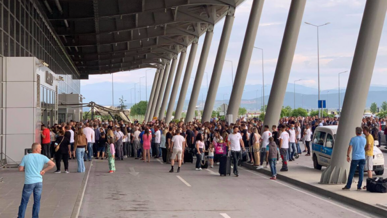 Sapo zbriti në Aeroportin e Prishtinës, 41-vjeçarja vihet në pranga