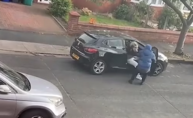 Nën kërcënimin e thikës, gruaja në Angli tërhiqet nga makina dhe përshpejton të nxjerrë fëmijën e saj nga sedilja e pasme – pamjet kapën gjithçka