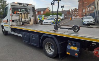 Policët në Angli tallen nga qytetarët në mediet sociale, pasi përdorën një kamion të madh për ta sekuestruar një skuter elektrik