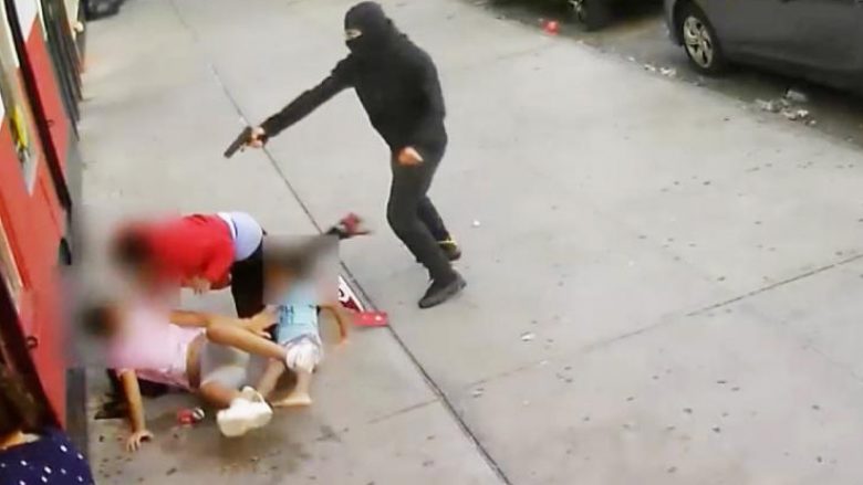 Pamje tronditëse – një burrë në New York qëllohet në mes të ditës në prani të dy fëmijëve