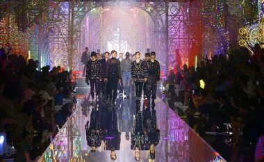 Dolce & Gabbana fillon Javën e Modës në Milano me ‘terapi drite’