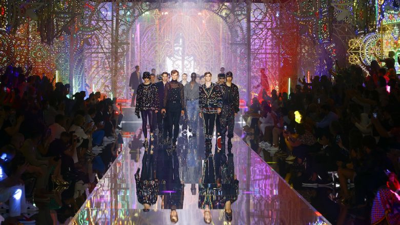 Dolce & Gabbana fillon Javën e Modës në Milano me ‘terapi drite’