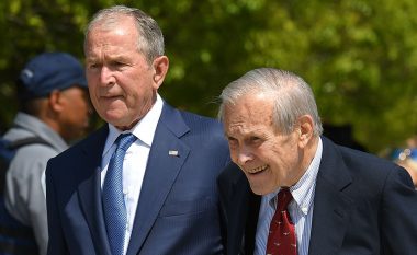 Ish-presidenti Bush kështu e kujton Rumsfeldin: Mëngjesin e 11 shtatorit të 2001, Donald vrapoi drejt zjarrit për t’i ndihmuar të lënduarit në Pentagon