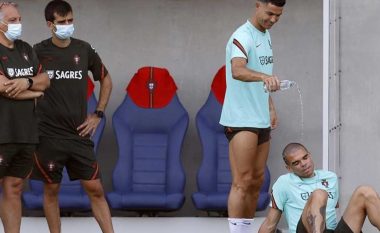 Cristiano Ronaldo nuk e lë rehat Pepen – e freskon me ujë në kokë në mes të stërvitjes