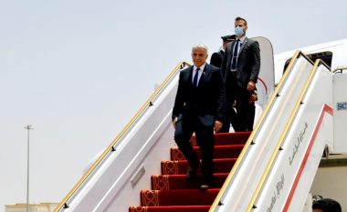Lapid i Izraelit fillon vizitën zyrtare ‘historike’ në Emiratet e Bashkuara Arabe