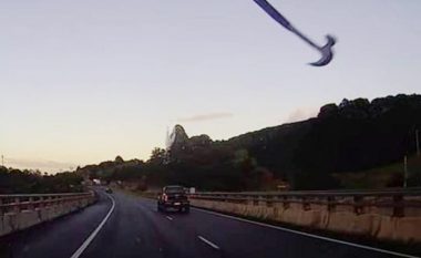Ai po lëvizte në autostradë në Australi dhe një çekiç fluturoi në xhamin e tij