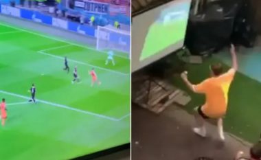 Një tifoz i Holandës tallet shkëlqyeshëm me fqinjët e tij që po shikonin lojën me disa sekonda vonesë në transmetim, video bëhet virale
