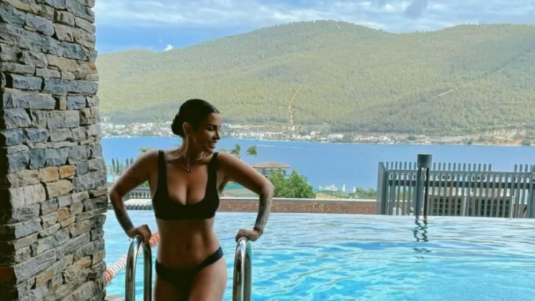 Jonida Maliqi nis pushimet në Turqi, mahnit me linjat trupore në bikini