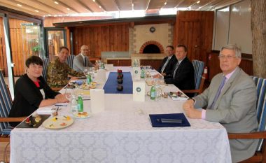 Komandanti i KFOR-it dhe ambasadorët e QUINT-it biseduan për sigurinë në Kosovë