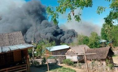 Përplasje në Mianmar – ushtria dogji një fshat të tërë, duke rrafshuar 200 shtëpi