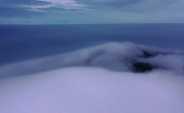 Mjegulla me pamje ‘misterioze’ fshehë ishullin në Kinë