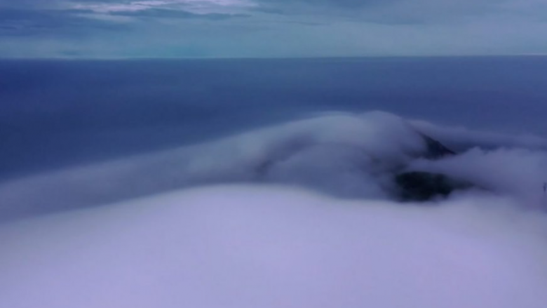 Mjegulla me pamje ‘misterioze’ fshehë ishullin në Kinë