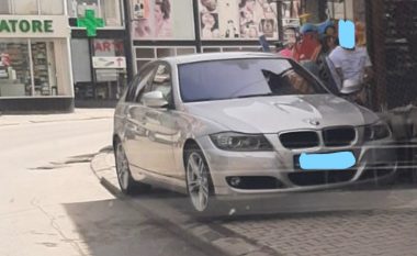 Parkoi veturën në trotuar, dënohet nga policia një qytetar në Ferizaj