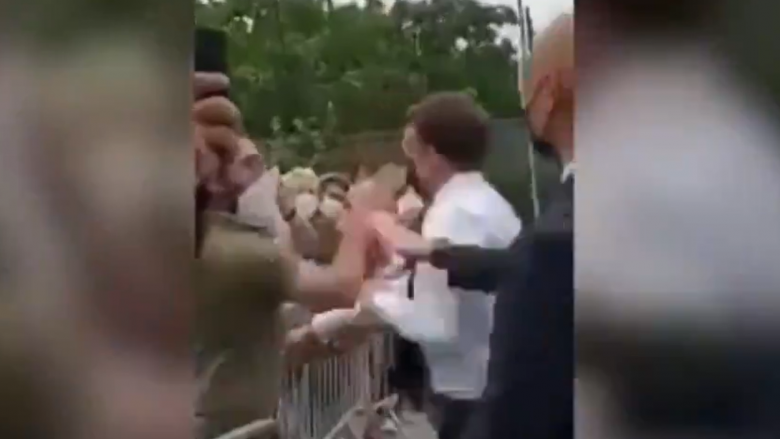 Macron goditet me shuplakë në fytyrë nga një qytetar