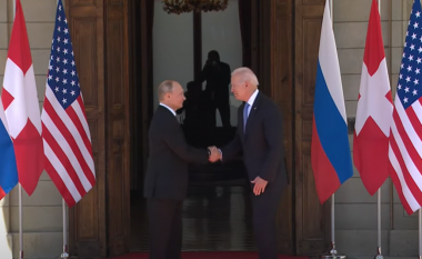 Biden dhe Putin shtrëngojnë duart para takimit në Gjenevë