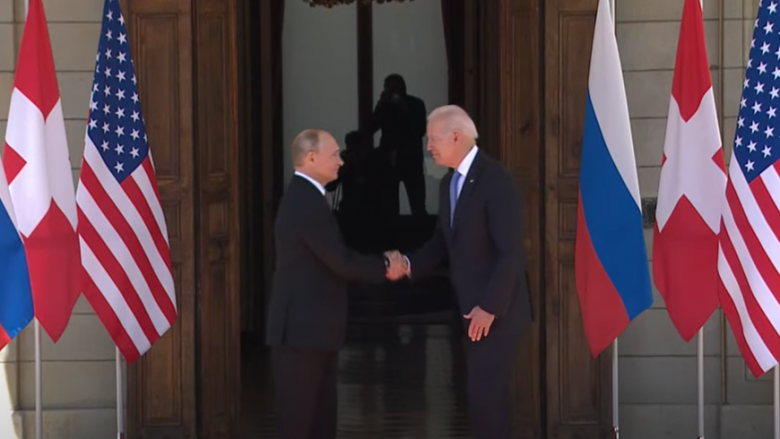 Biden dhe Putin shtrëngojnë duart para takimit në Gjenevë