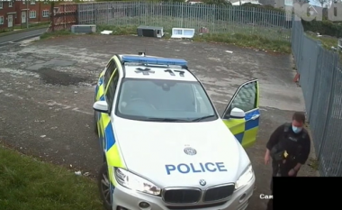 Oficeri në Angli që me sa duket nuk ishte në dijeni të kamerave të sigurisë, kapet duke urinuar në publik