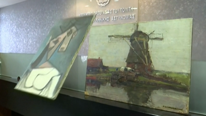 Piktura e Pikaso-s që u gjet së fundmi, rrëshqet në tokë kur u prezantua në një konferencë shtypi