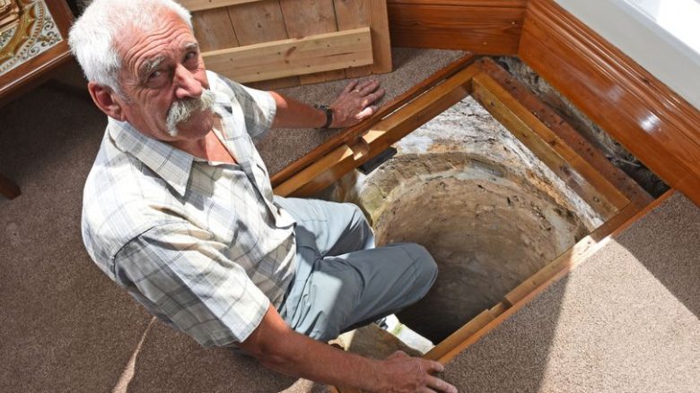 Britaniku gjen atë që beson të jetë një pus 500-vjeçar brenda shtëpisë së tij