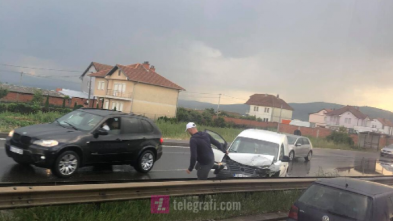 Aksident komunikacioni në rrugën Prishtinë-Pejë, lëndohen tre persona