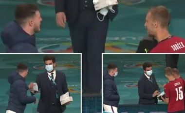 Rregullat janë rregulla në Euro 2020 – Zyrtari ndërprenë bisedën e Rice me Soucek dhe Coufal, ua dërgon nga një maskë për ta vendosur në fytyrë