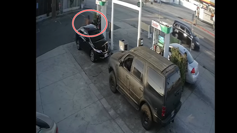 Pa ndonjë arsye – burri në Los Angeles e godet me grushte një grua, ia kapi flokët dhe ia përplasi kokën drejt makinës së saj