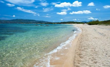 Njerëzit po përballen me gjobë deri në 3,000 euro për ‘vjedhjen’ e rërës në ishullin Sardenja