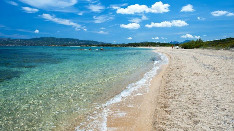 Njerëzit po përballen me gjobë deri në 3,000 euro për ‘vjedhjen’ e rërës në ishullin Sardenja