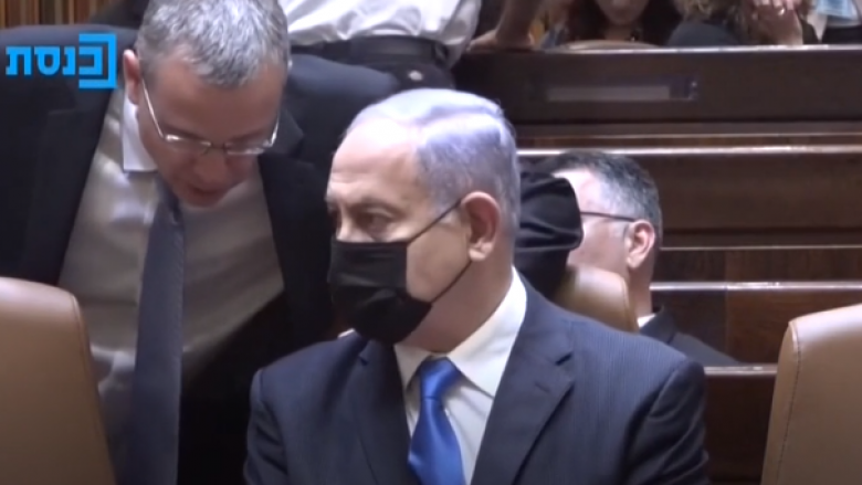 Netanyahu ulet në karrigen e kryeministrit, momenti kur dikush i thotë “se nuk e ka më vendin aty”
