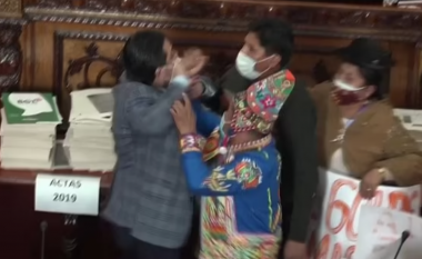 Pamjet u bënë virale, por si erdhi deri te përleshja ndërmjet politikanëve bolivianë në parlament?
