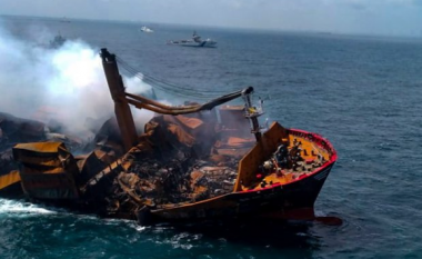 Një anije plot kimikate po fundoset në brigjet e Sri Lankas
