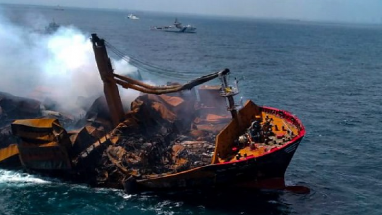 Një anije plot kimikate po fundoset në brigjet e Sri Lankas