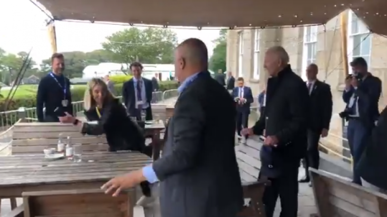 Gazetarët e BBC-së detyrohen të largohen nga tryeza për t’u ulur çifti Biden