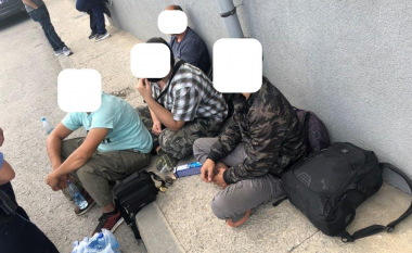 Gjenden katër refugjatë në një maune